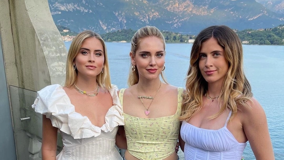 Chiara Ferragni insieme alle sorelle Valentina e Francesca