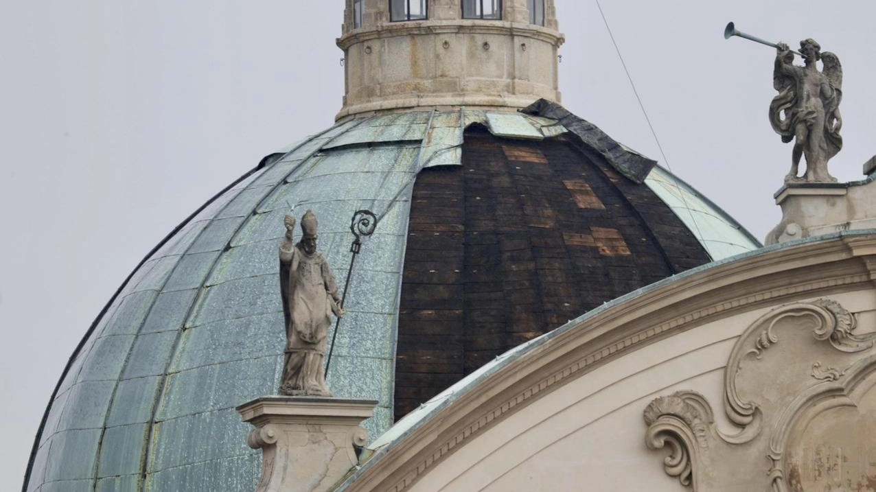 

Danni del maltempo a Vigevano: via ai lavori sul tetto del Duomo