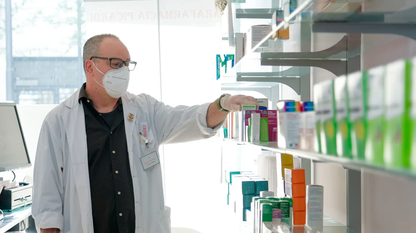 Un farmacista al lavoro Un farmacista al lavoro