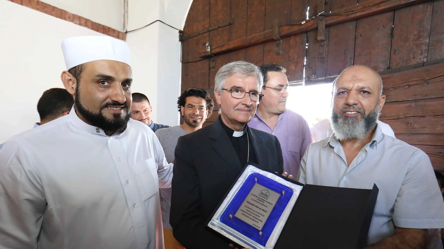 L'iimam Sheikh Amin Al Hazmi con il vescovo Pierantonio Tremolada alla moschea