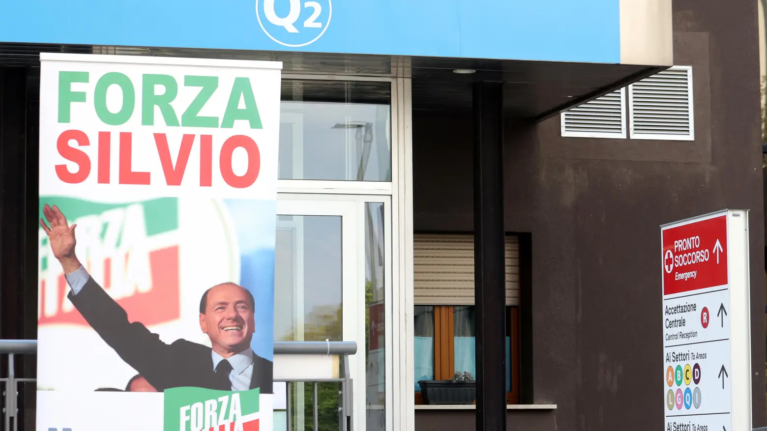 striscioni per Silvio Berlusconi ricoverato striscioni per Silvio Berlusconi ricoverato