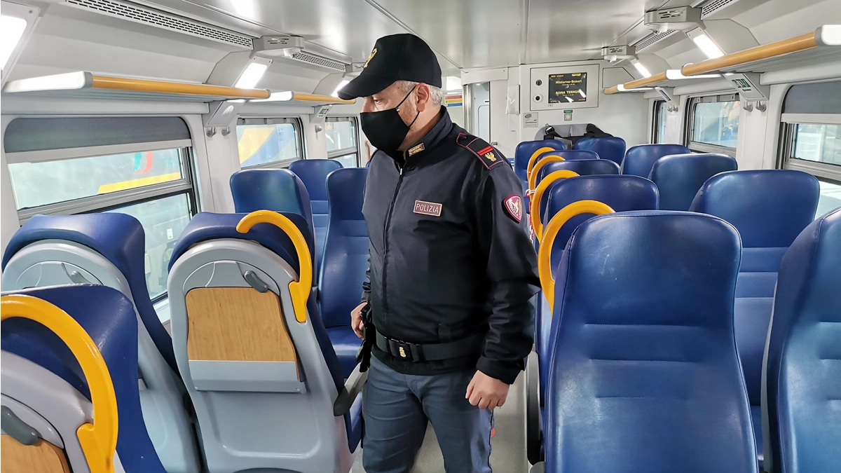 Un agente della polizia ferroviaria