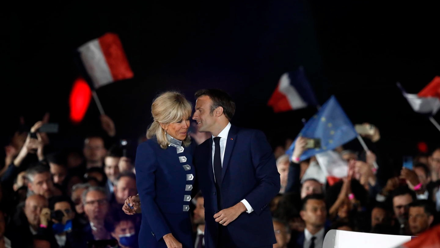Emmanuel Macron festeggia il risultato elettorale: sul palco con la moglie Brigitte (Ansa)