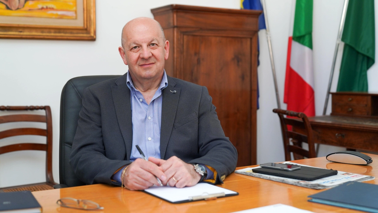 Il sindaco di Paderno Dugnano, Ezio Casati, nel suo ufficio