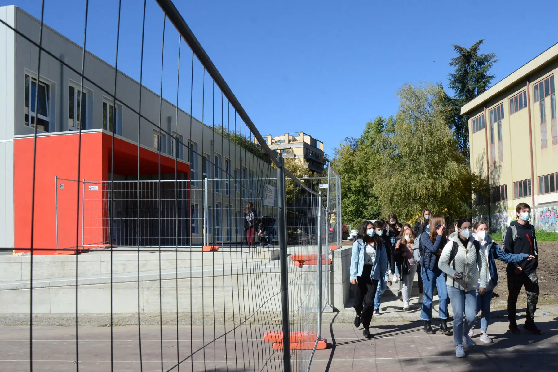Scuola, cede parte di controsoffitto: evacuato il liceo Manzoni di Lecco