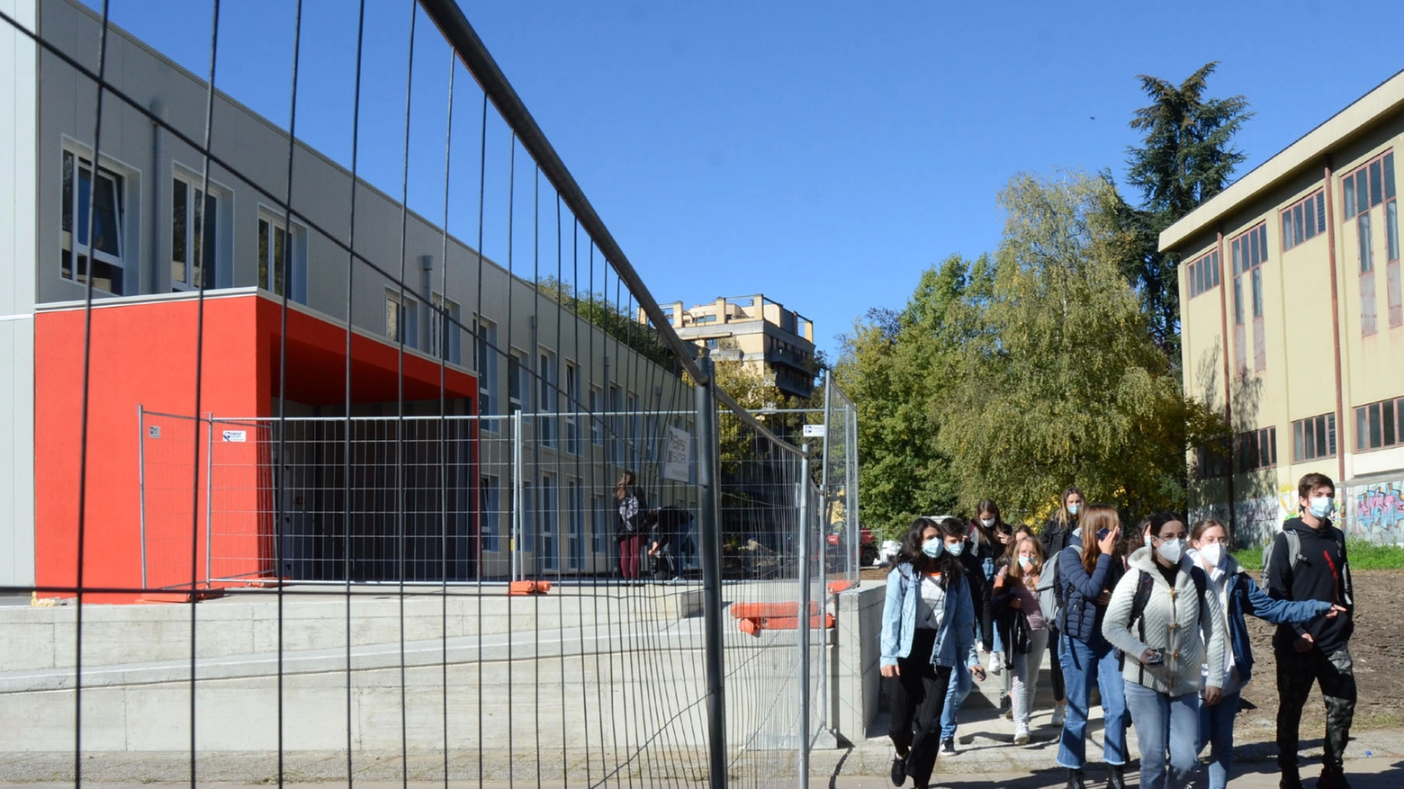 I container che ospitano il liceo Manzoni di Lecco