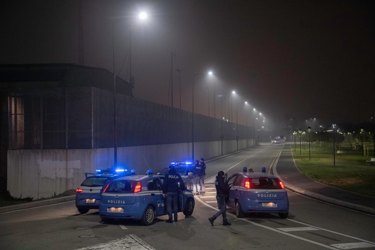 Disordini e incendi appiccati al interno del carcere minorile Beccaria dopo la fuga di alc