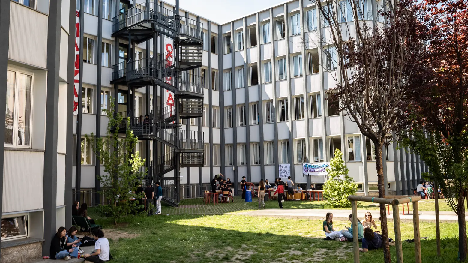 Occupazione del liceo Manzoni in via Deledda Milano