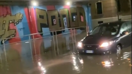 L'auto di Rocco Tanica bloccata nel sottopasso (frame video Instagram)