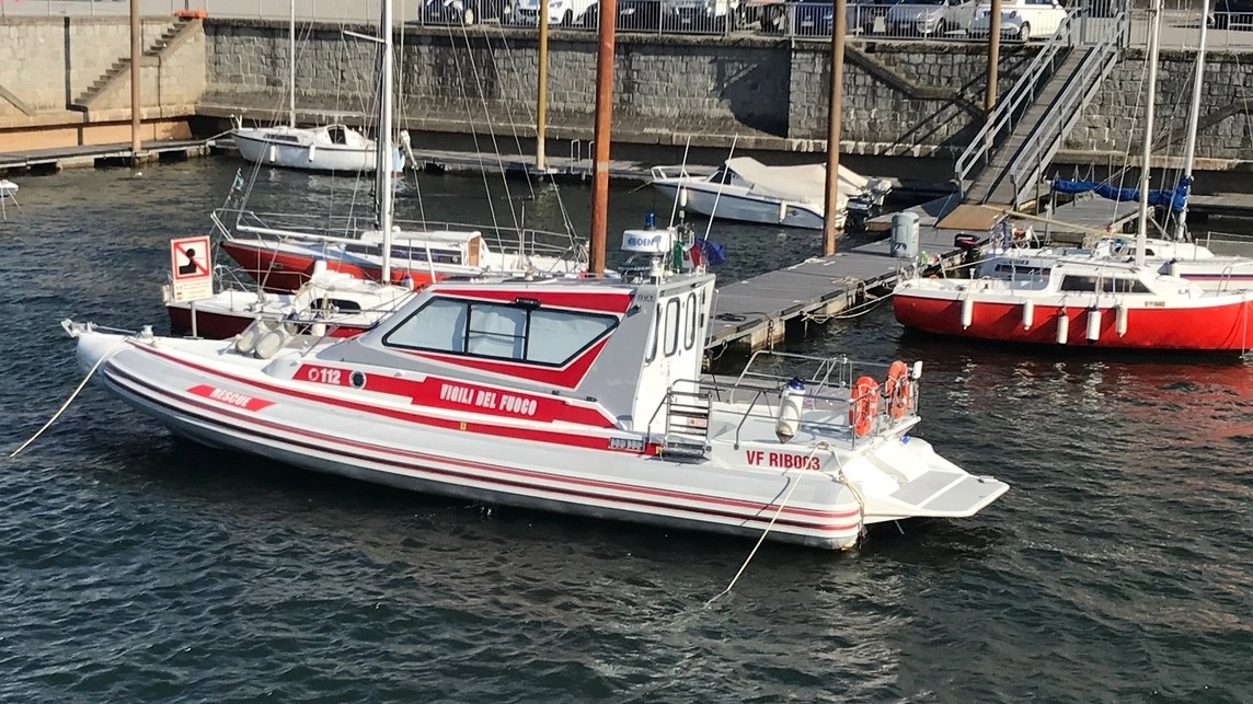La pilotina ormeggiata nel porto di Luino
