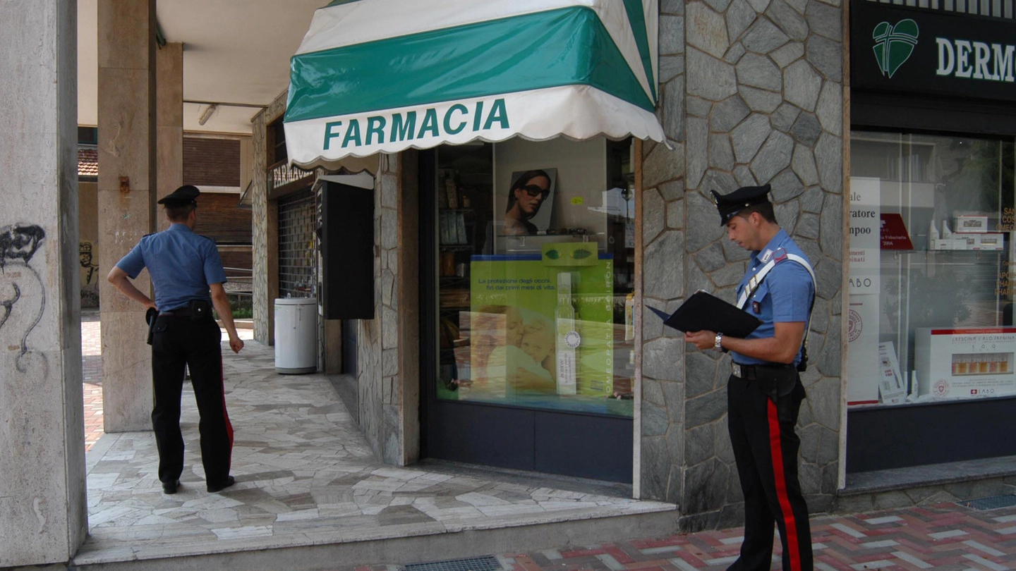 Carabinieri davanti alla farmacia (foto NewPress)