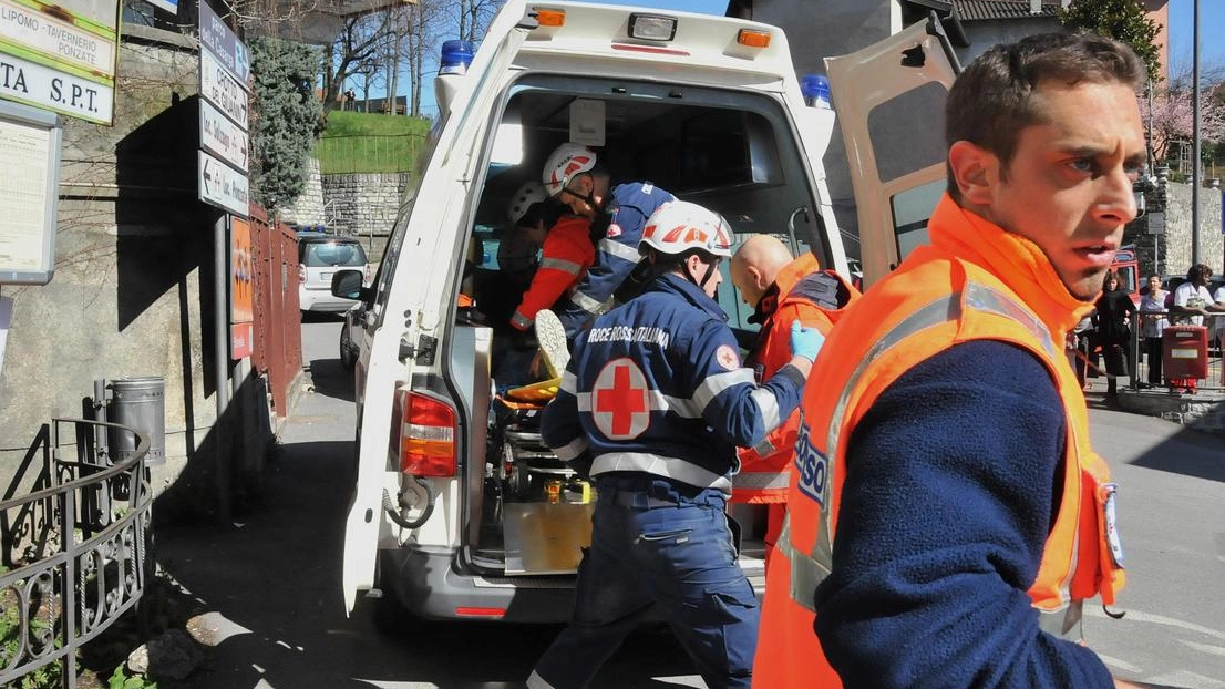 Infortunio al cimitero di via Piave. Operaio precipita per 4 metri Infortunio al cimitero di via Piave. Operaio precipita per 4 metri