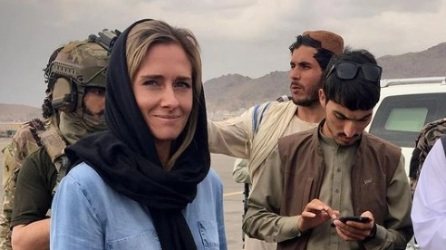 Charlotte Bellis coi talebani all'aeroporto di Kabul (foto Instagram)