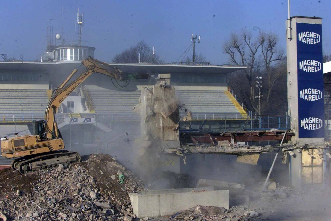 Demolito il ponte Dunlop all'Autodromo di Monza