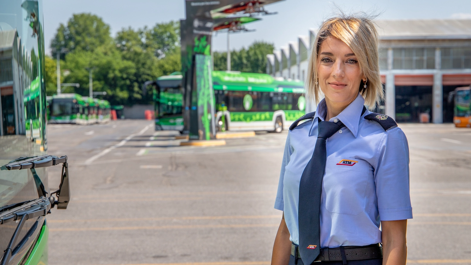 Una conducente di autobus al deposito Sarca: nell’ultimo anno il 10% delle nuove persone entrate in Atm alla guida dei bus è donna
