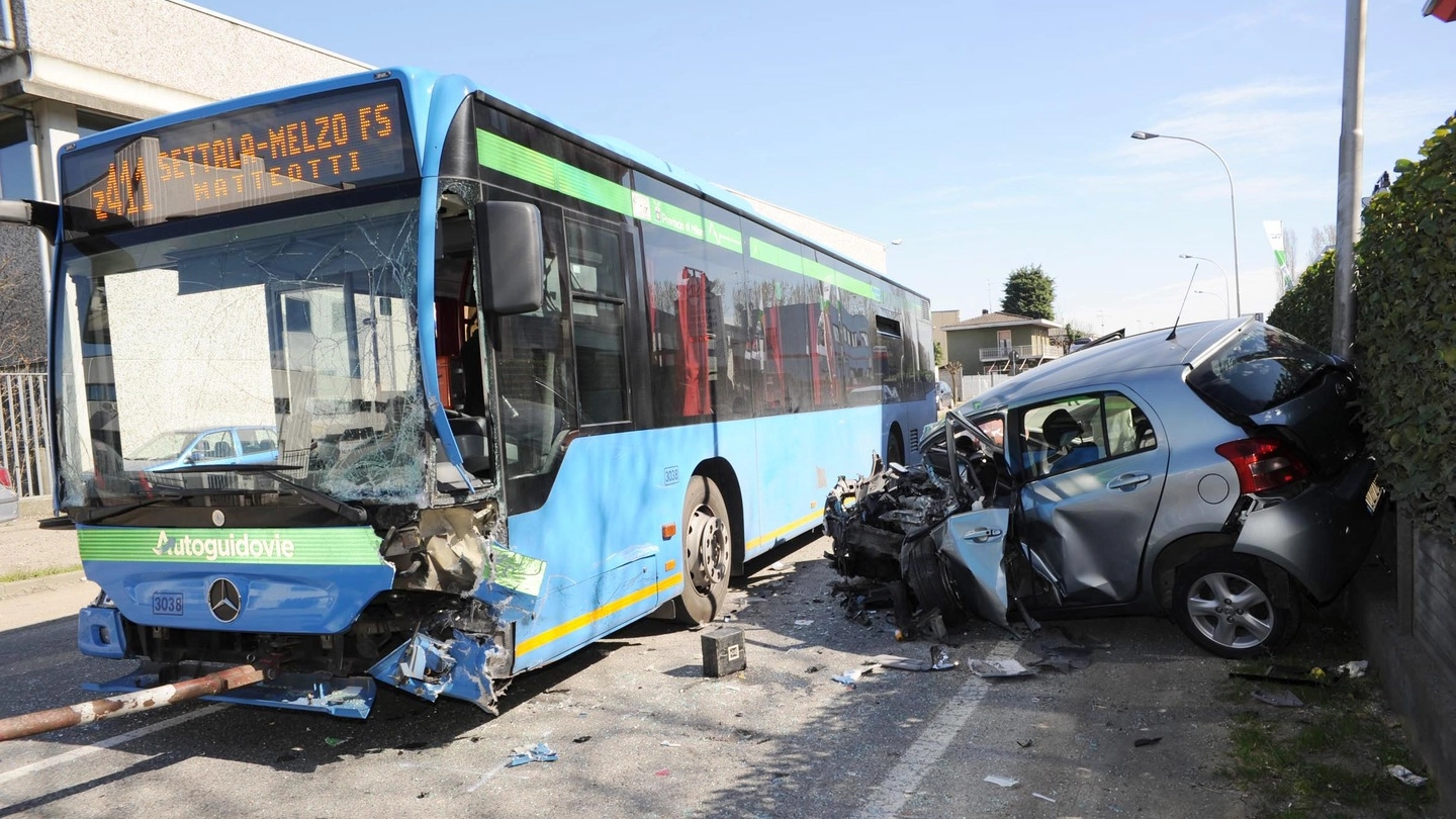 Via delle Industrie a Settala, incidente fra autobus di linea e due automobili