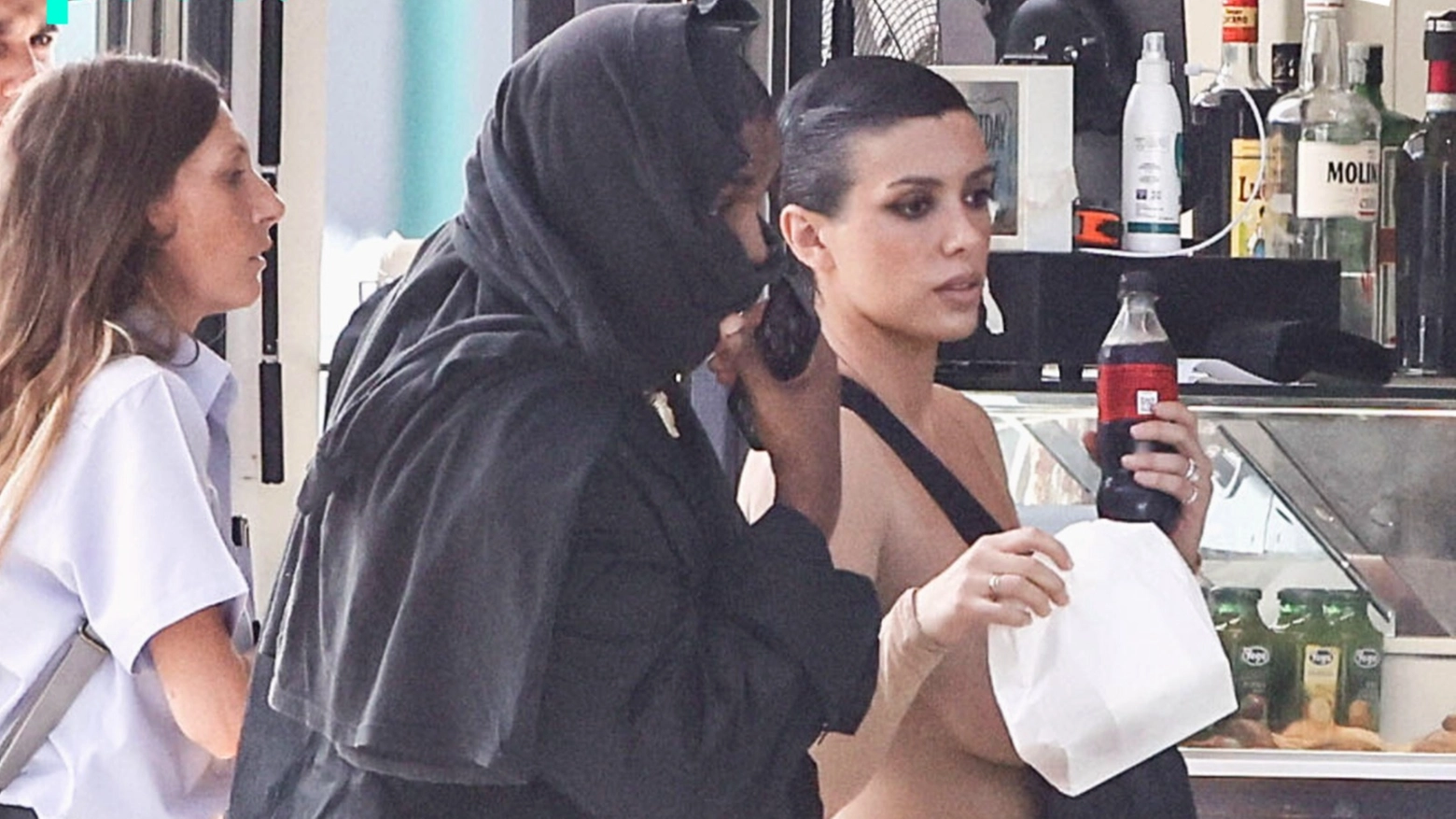 Bianca Censori e Kanye West, durante la passeggiata a Firenze. Stesso look scelto dalla coppia a Milano