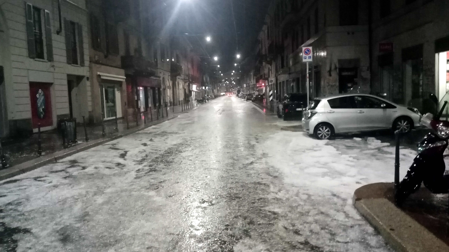 Dopo la bomba d’acqua che ha colpito in particolare la metropoli, dalle prossime ore è previsto ancora maltempo anche con grandinate e vento forte