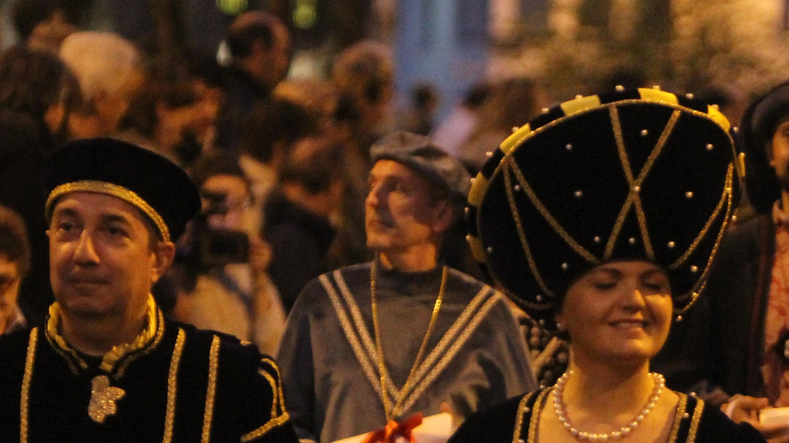 Giugno accende Monza  Figuranti e artisti di strada  musica, ciliegie e motori  per la festa della tradizione