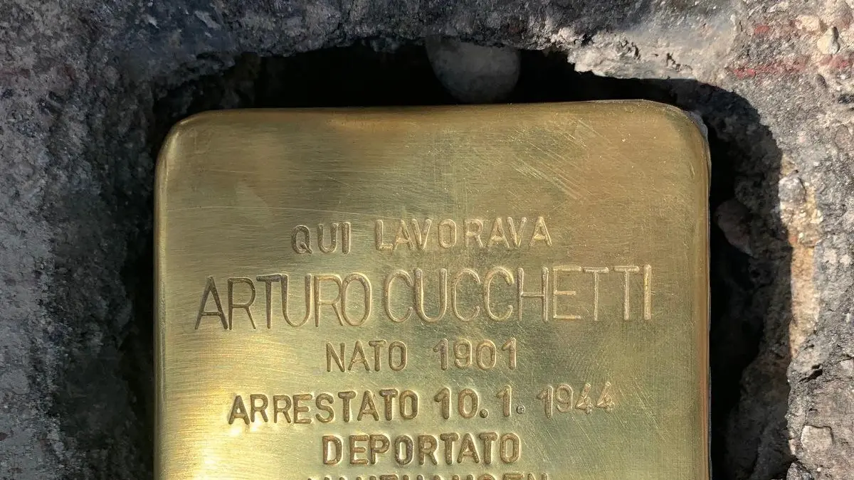 Busto non dimentica Sei pietre d’inciampo ora ricordano i deportati nei campi di sterminio Busto non dimentica Sei pietre d’inciampo ora ricordano i deportati nei campi di sterminio