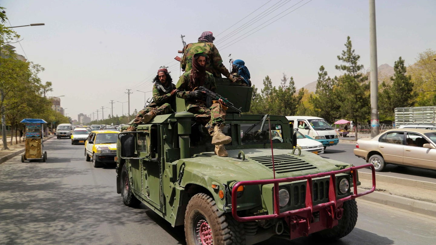 Talebani sui mezzi sottratti alla Nato per le strade di Kabul, ieri