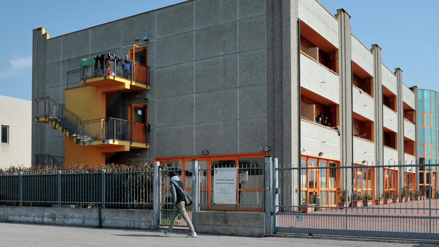 L'ex hotel Ambra dove sono ospitati i migranti (Canali)