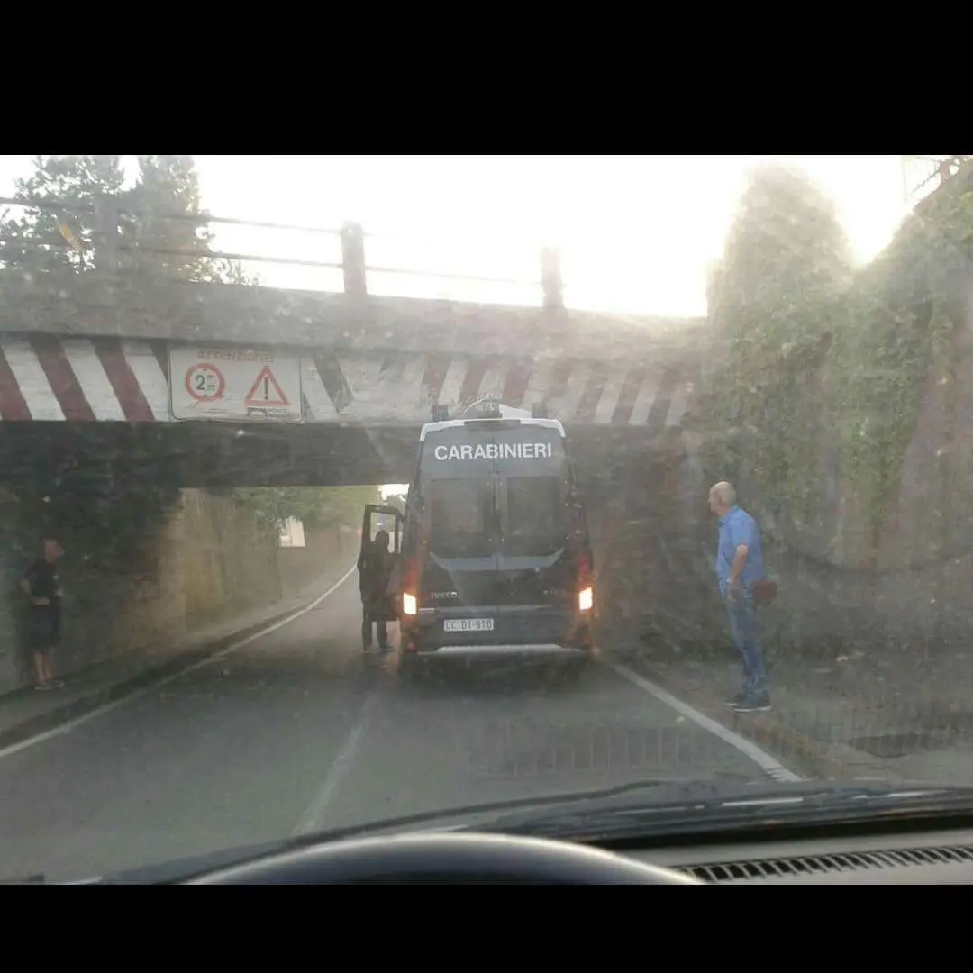 Camionetta incastrata nel sottopasso, carabinieri bloccati a Canegrate