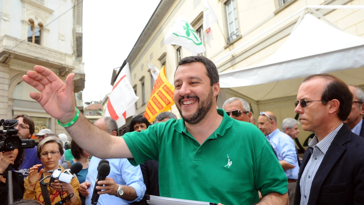 Salvini a un gazebo della Lega (Newpress)