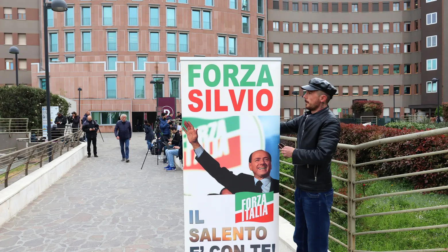 Striscione per Berlusconi davanti al San Raffaele