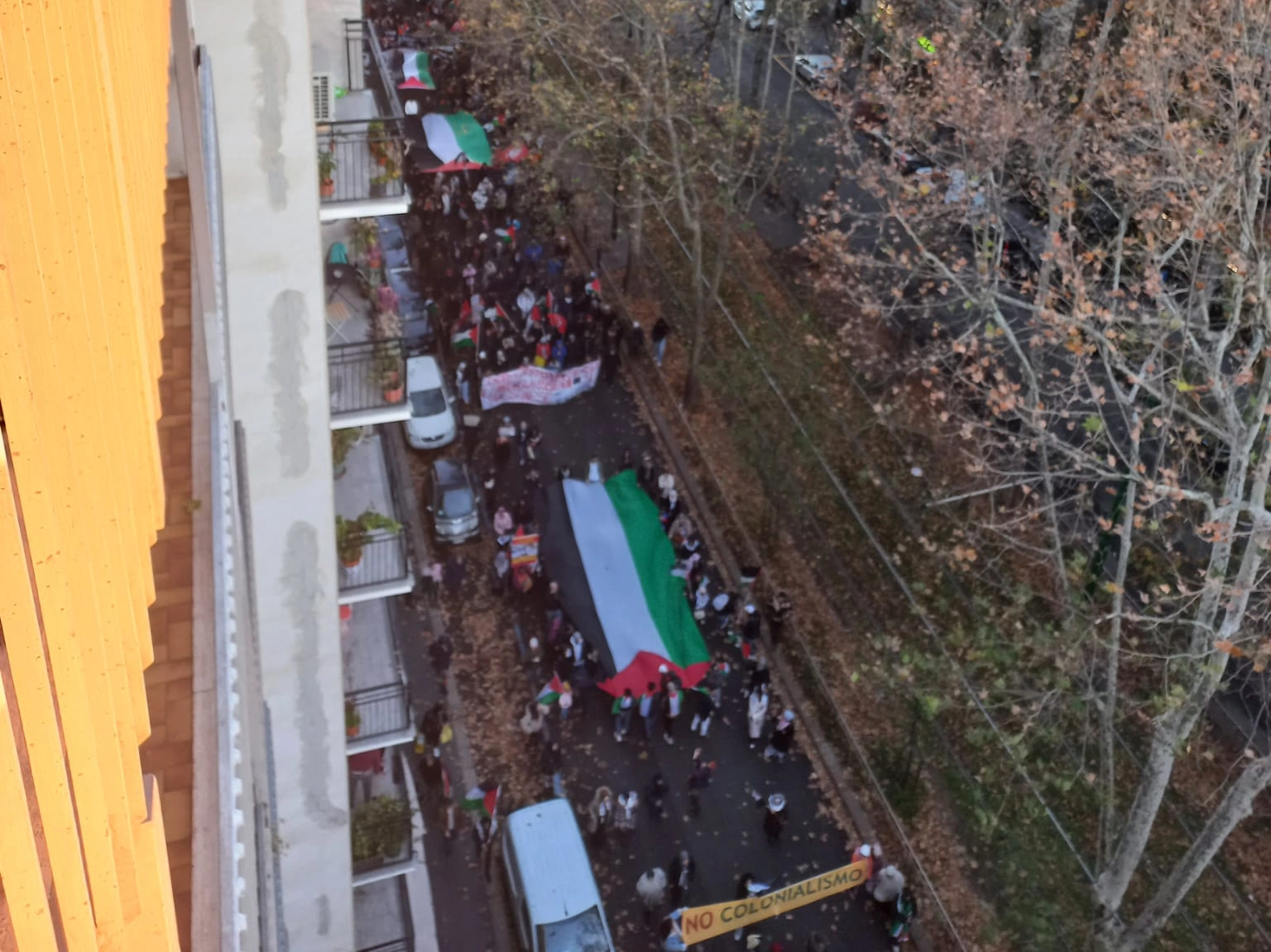 Il corteo per la Palestina a Milano