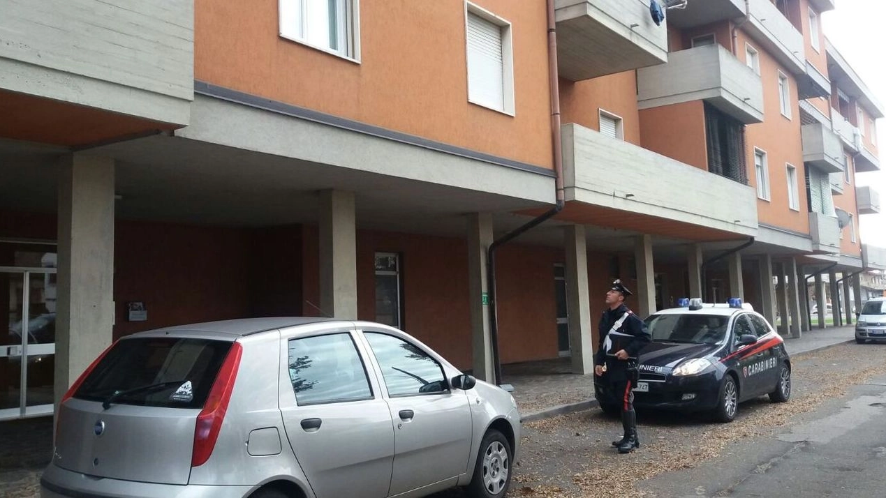 I carabinieri all’ingresso della palazzina di Ombriano dove i ladri hanno tentato di entrare in una casa da una porta finestra
