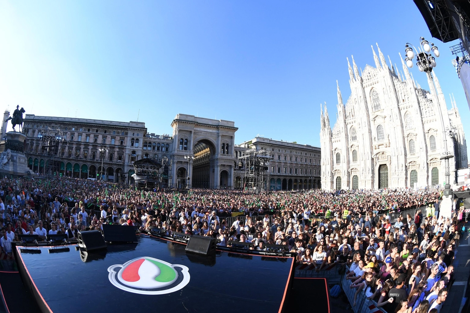 Il pubblico durante il concerto di Radio Italia Live in piazza del Duomo a Milano (Ansa)