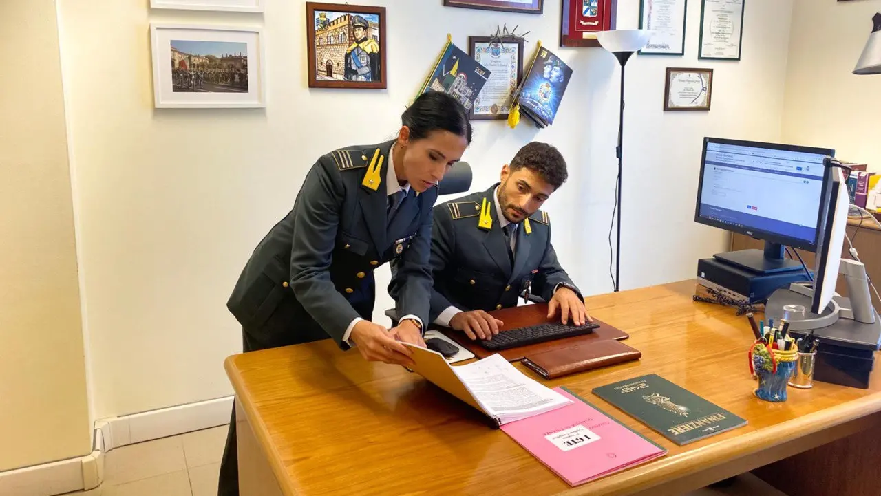 Uomini della Guardia di Finanza al lavoro Uomini della Guardia di Finanza al lavoro