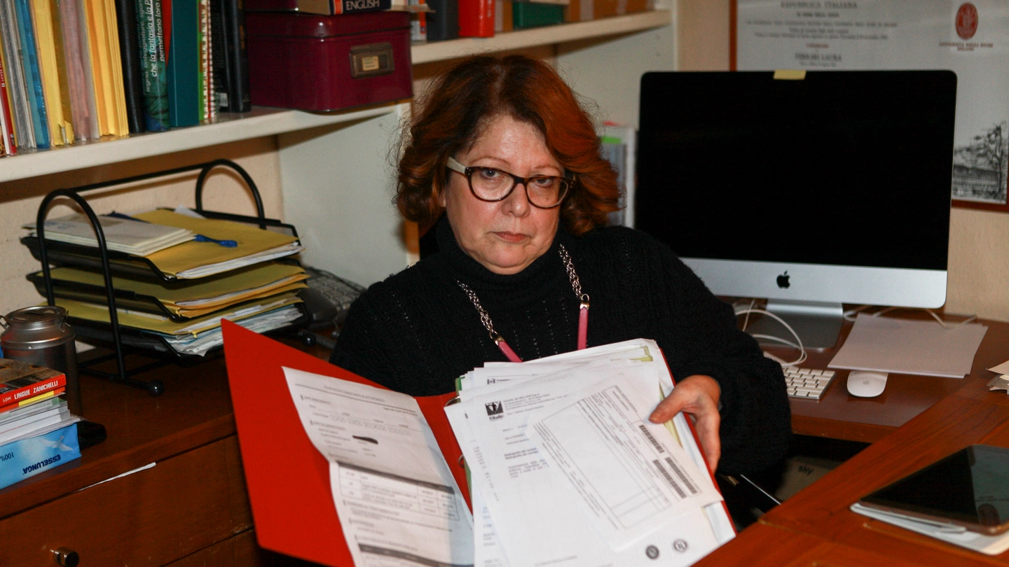 Laura Ferrari mostra le carte che attestano quanto scritto al presidente Mattarella