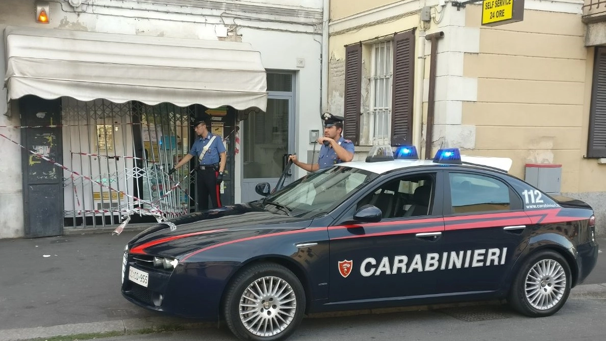 I carabinieri davanti alla tabaccheria danneggiata a Pavia