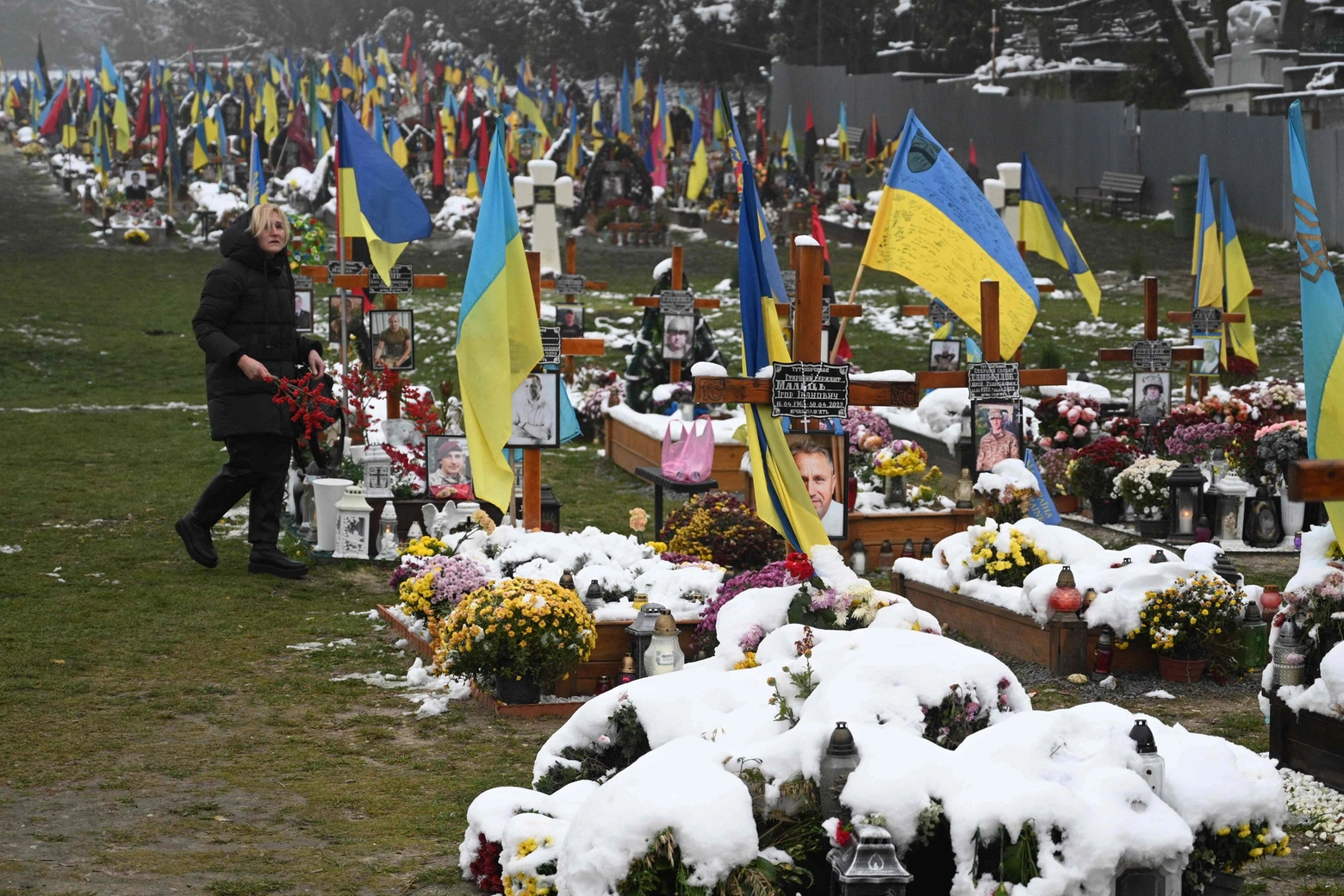 Una donna visita le tombe dei soldati ucraini a Lviv, 21 novembre 2022 (Afp)
