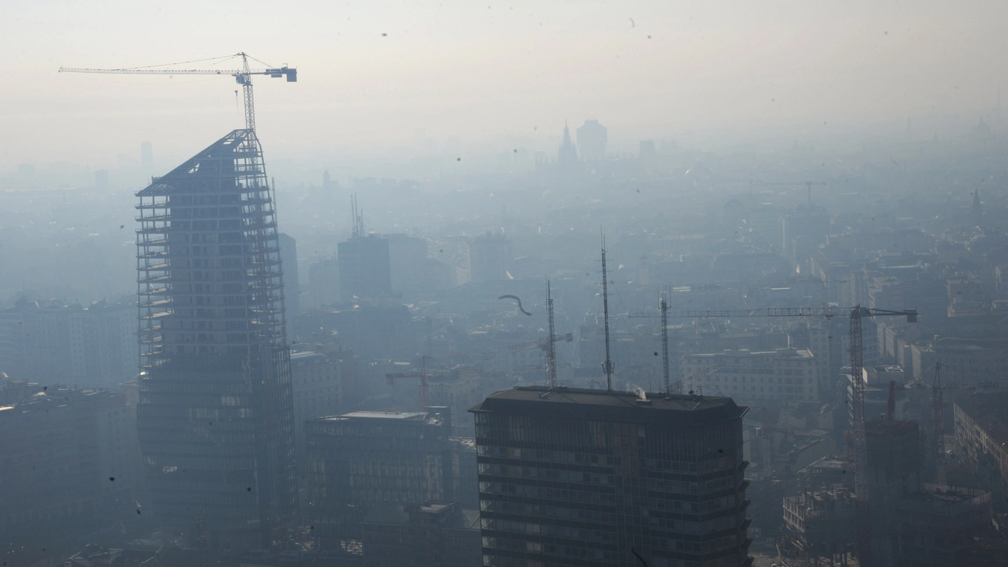 Milano avvolta dallo smog