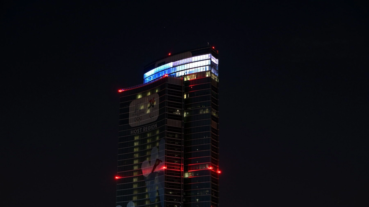 Un primo piano del 39esimo piano di Palazzo Lombardia illuminato con i colori della bandiera israeliana