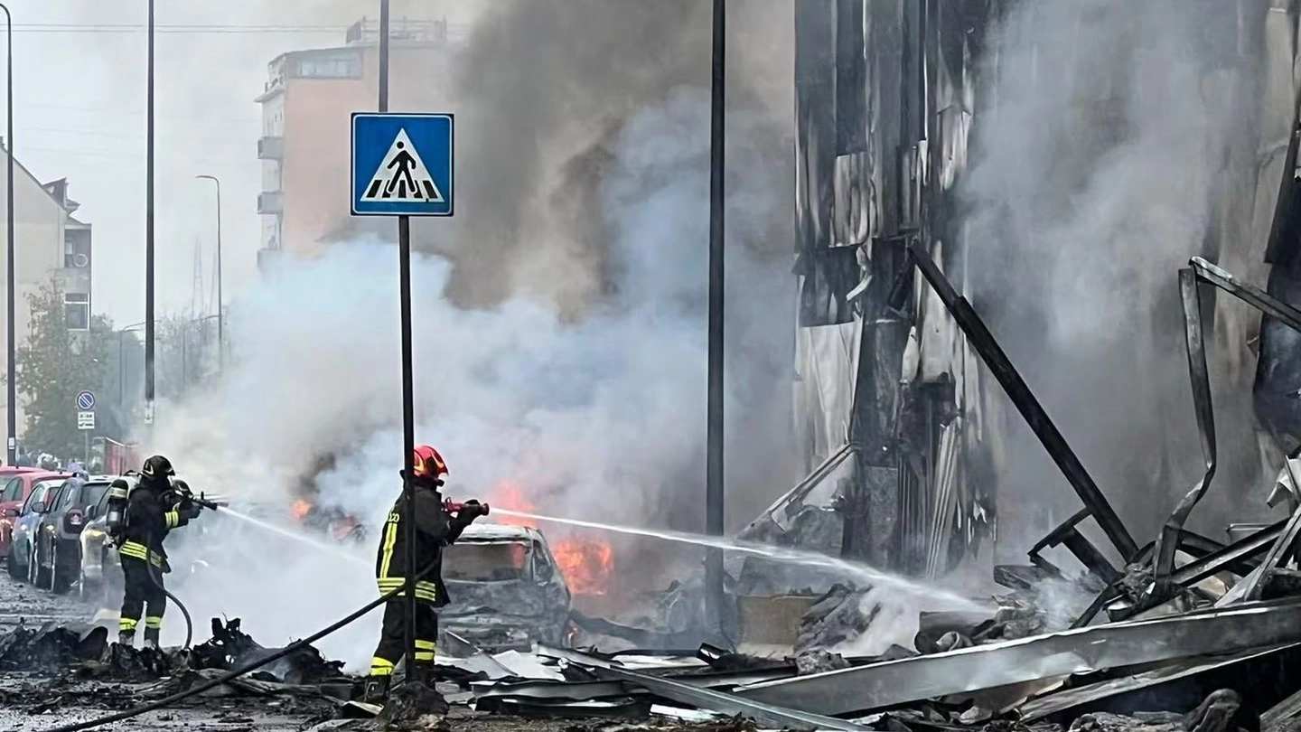 I vigili del fuoco durante l’intervento dopo lo schianto a San Donato Milanese