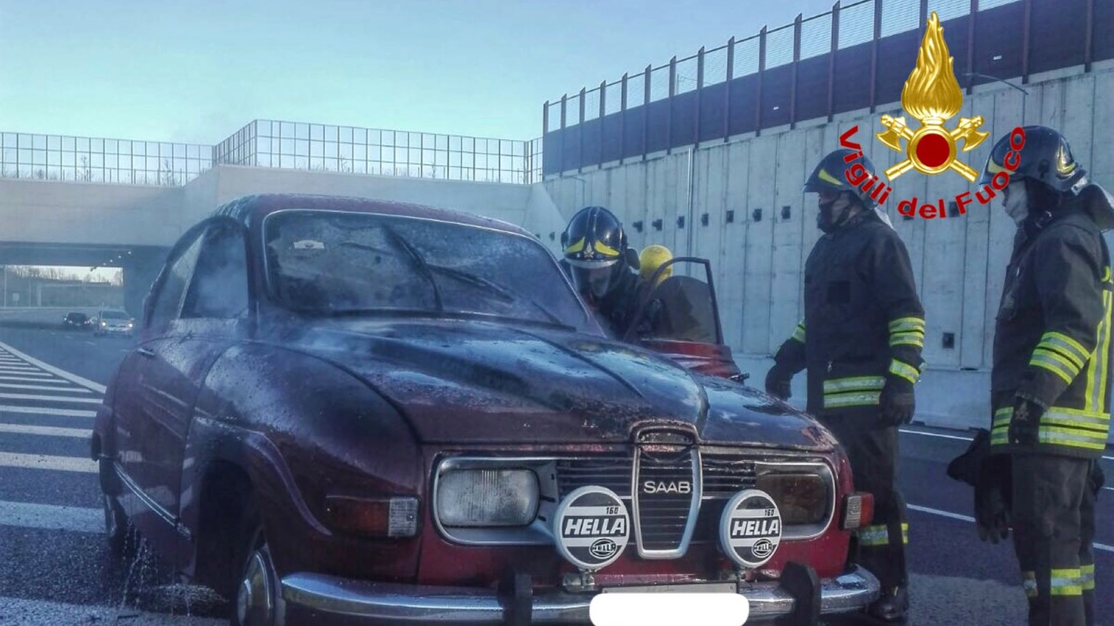 Incendio di un'auto d'epoca