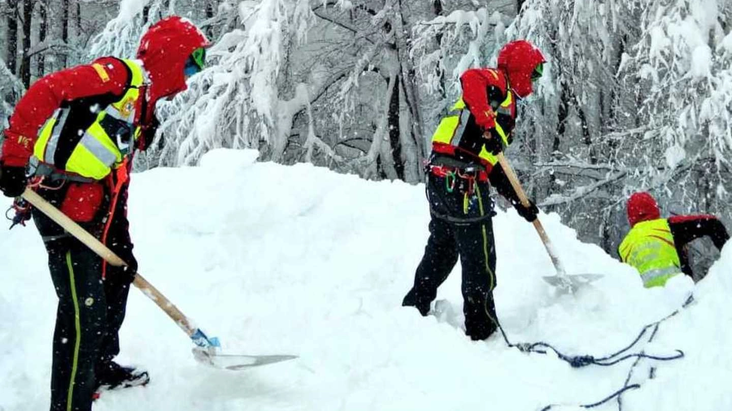 I volontari del Soccorso Alpino impegnati sulla neve in una immagine d’archivio
