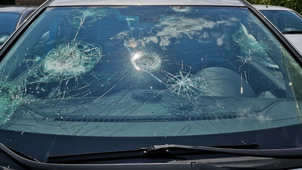 Il parabrezza di un'auto distrutto dai nubifragi di questi giorni