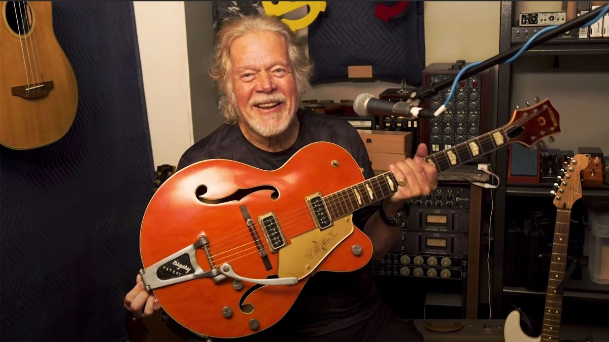 Randy Bachman con la chitarra ritrovata dopo 45 anni a Tokyo