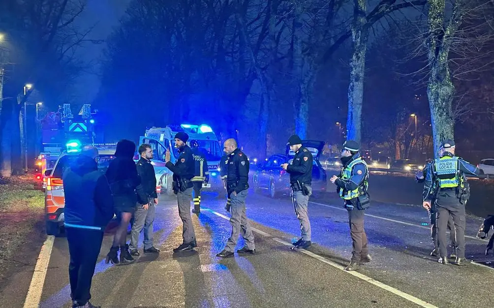 Ferita dall’auto-pirata. Per ora il conducente è riuscito a farla franca