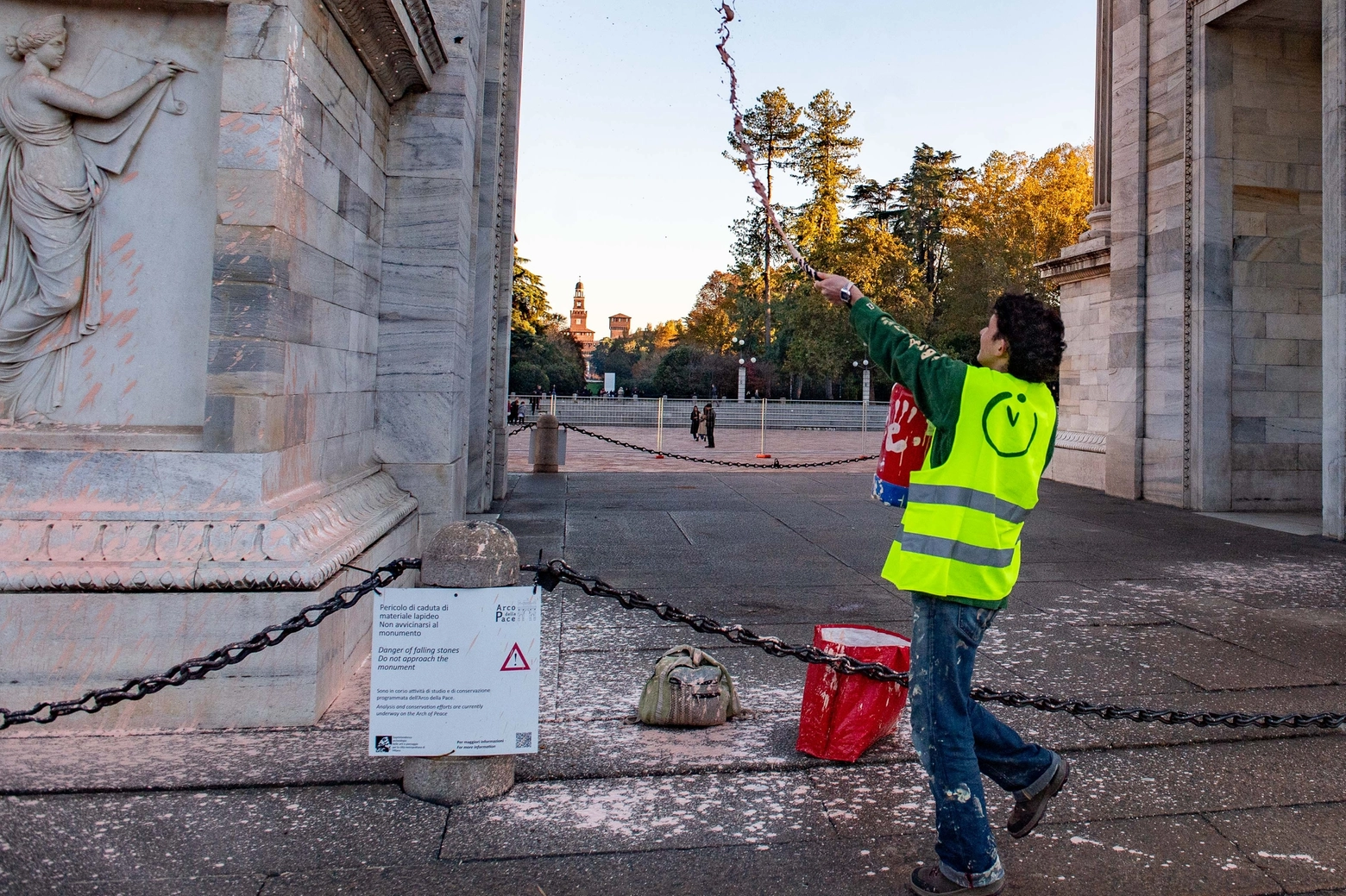 Attivisti di Ultima Generazione imbrattano l'Arco della Pace