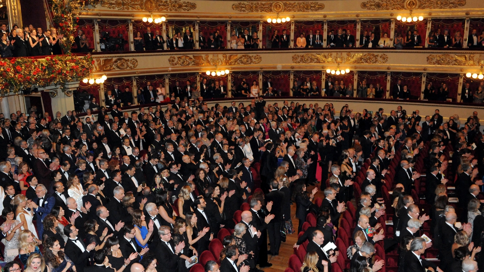 La platea del teatro alla Scala durante una prima (Archivio)