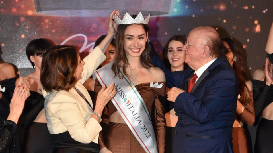 Lavinia Abate, 18 anni, incoronata Miss Italia da Patrizia Mirigliani e Massimo Boldi