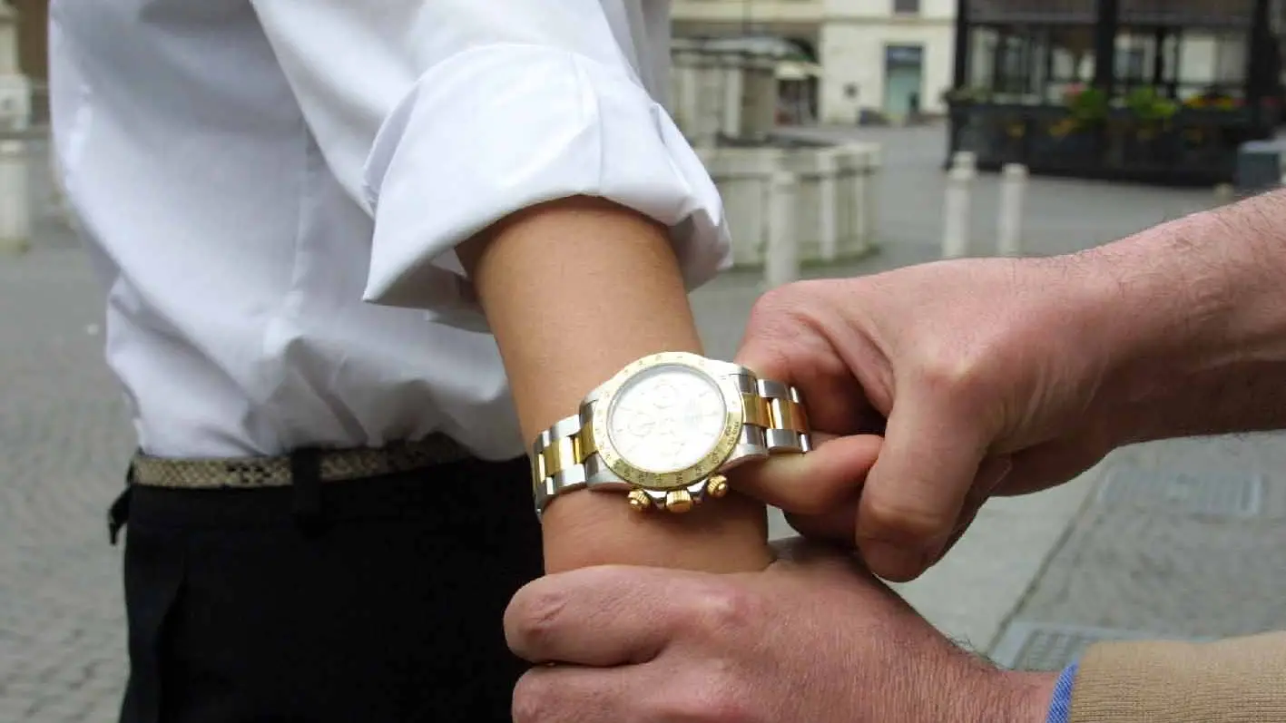 Furto di un prezioso orologio (foto archivio) Furto di un prezioso orologio (foto archivio)