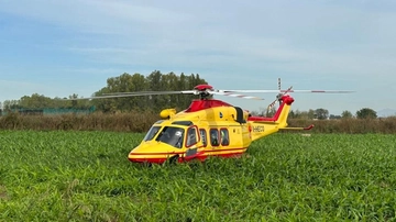 Montevecchia, ciclista travolto da un'auto e sbalzato sull’asfalto: soccorso in elicottero