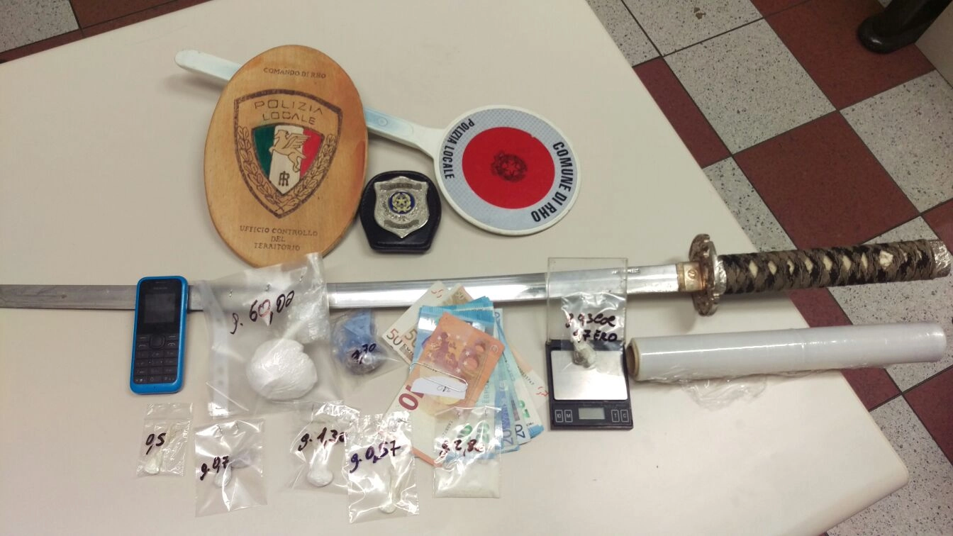 La spada e altro materiale sequestrato dalla polizia locale